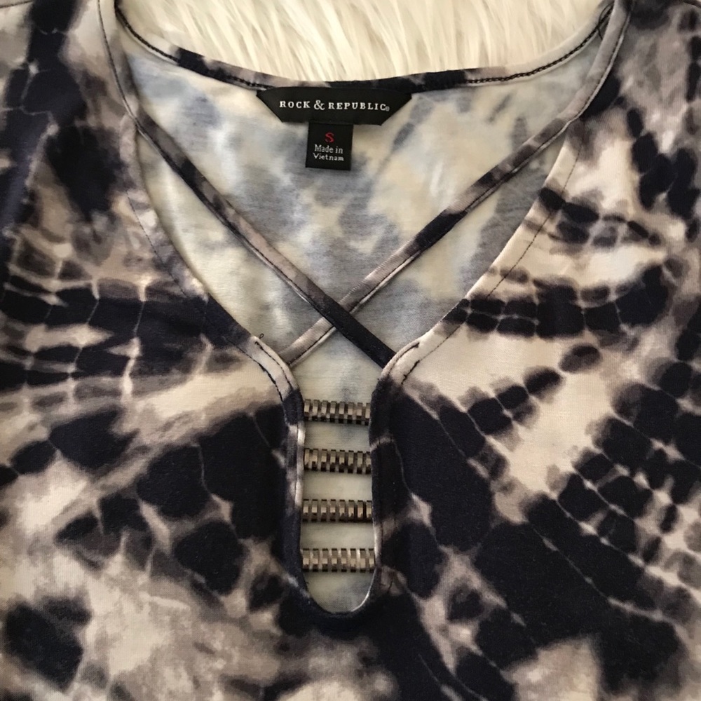 Tie dye with crisscross, 3 metal details in the V
